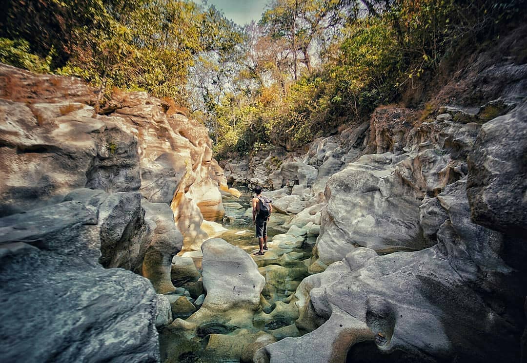 Bebatuan indah dapat ditemui di Kedung Cinet, dengan warna krem kecokelatan